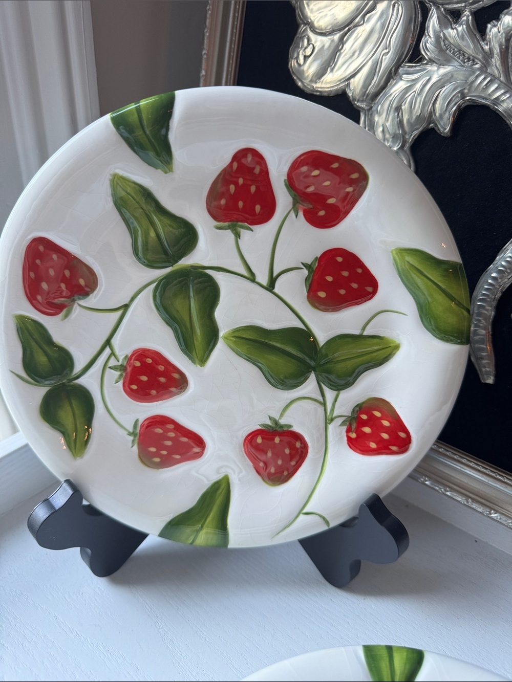 Hand-Painted raised Strawberry Ceramic Dessert Plates set of 4 - Picture 2 of 8